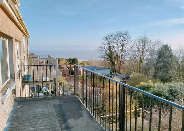 3-Bedroom Home - Private Parking & Spacious Rooms - Perfect For Those Working In Swansea - By Tailored Accommodation