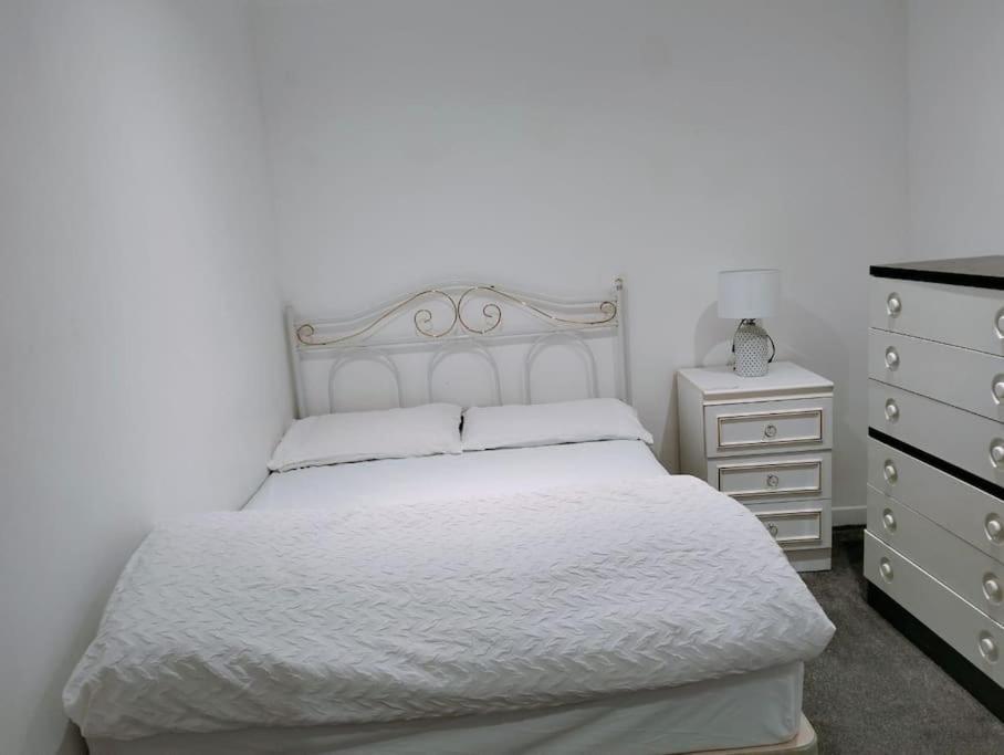 3-bedroom - Private Parking & Spacious - Perfect For Those Working In - By Tailored Swansea