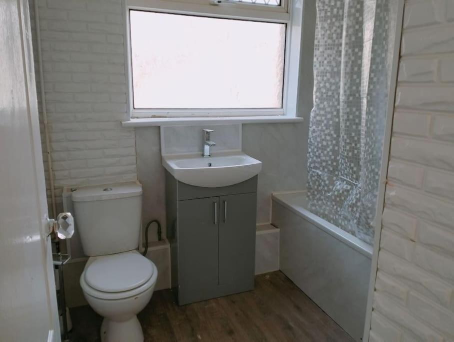 Holiday home 3-bedroom - Private Parking & Spacious - Perfect For Those Working In - By Tailored *