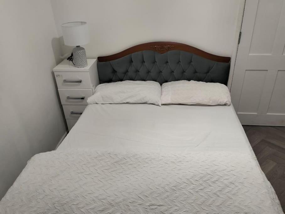 Holiday home 3-bedroom - Private Parking & Spacious - Perfect For Those Working In - By Tailored *