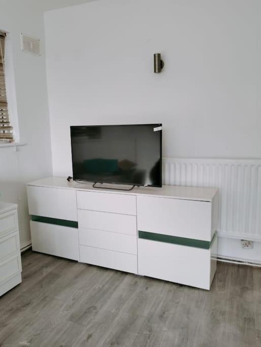 3-bedroom - Private Parking & Spacious - Perfect For Those Working In - By Tailored