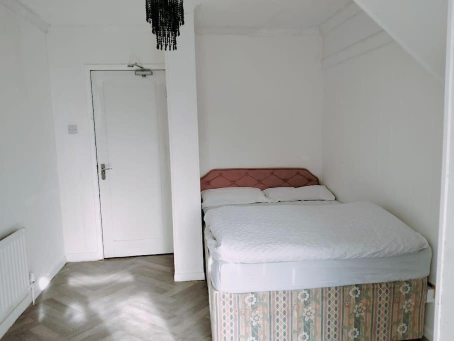 Holiday home 3-bedroom - Private Parking & Spacious - Perfect For Those Working In - By Tailored *